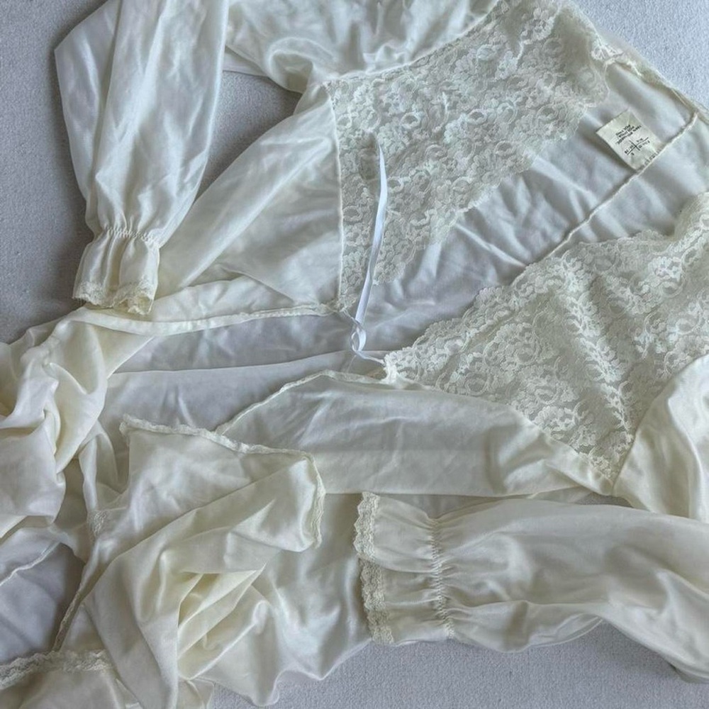 Sheer Lace-Trim Chemise and Robe Set in Ivory